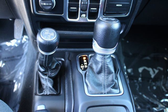 Used 2024 Jeep Wrangler Unlimited Sahara AWD/4WD image 16