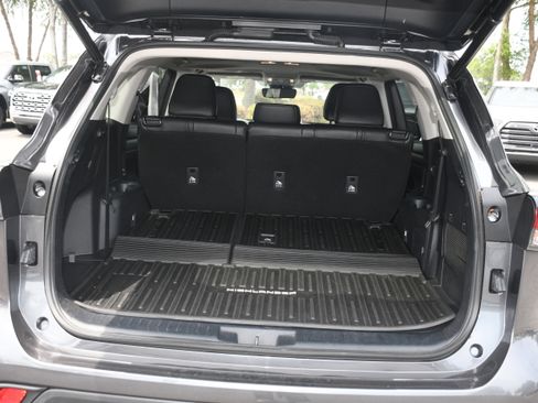 Used 2023 Toyota Highlander XLE FWD image 18