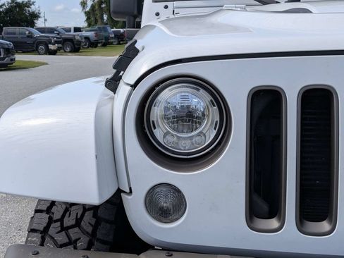 Used 2017 Jeep Wrangler Unlimited Sahara AWD/4WD image 9