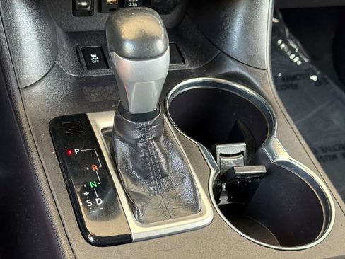 Used 2019 Toyota Highlander Plus w/ Carpet Mat Package (TMS) FWD image 23