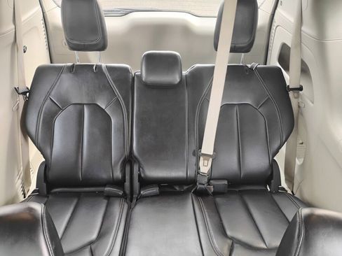 Used 2023 Chrysler Pacifica Touring-L FWD image 11