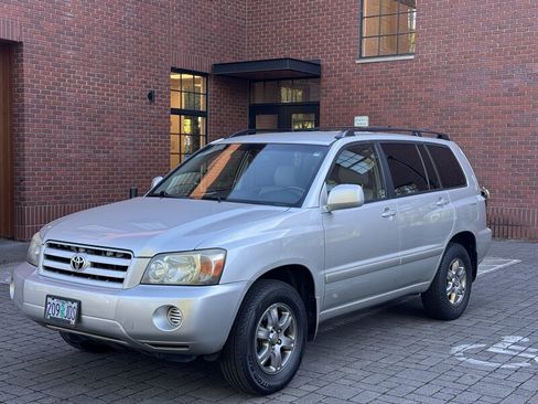 Used 2005 Toyota Highlander 4WD V6 w/ 3rd Row image 1