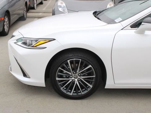 Certified 2025 Lexus ES 300h w/ Premium Package FWD image 4