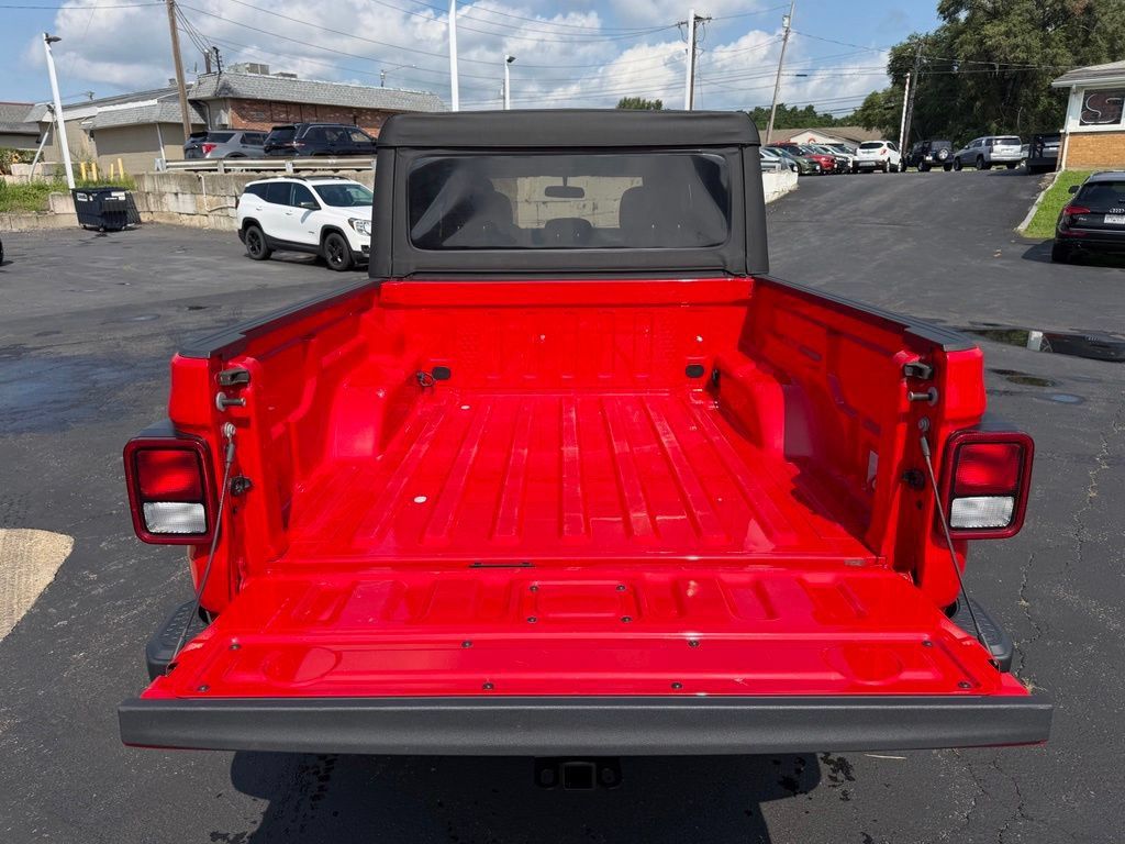 Used 2023 Jeep Gladiator Sport AWD/4WD image 13