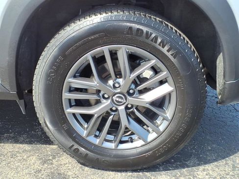 Used 2024 Nissan Rogue S AWD/4WD image 17