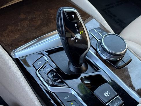 Used 2019 BMW 530e w/ Premium Package RWD image 24