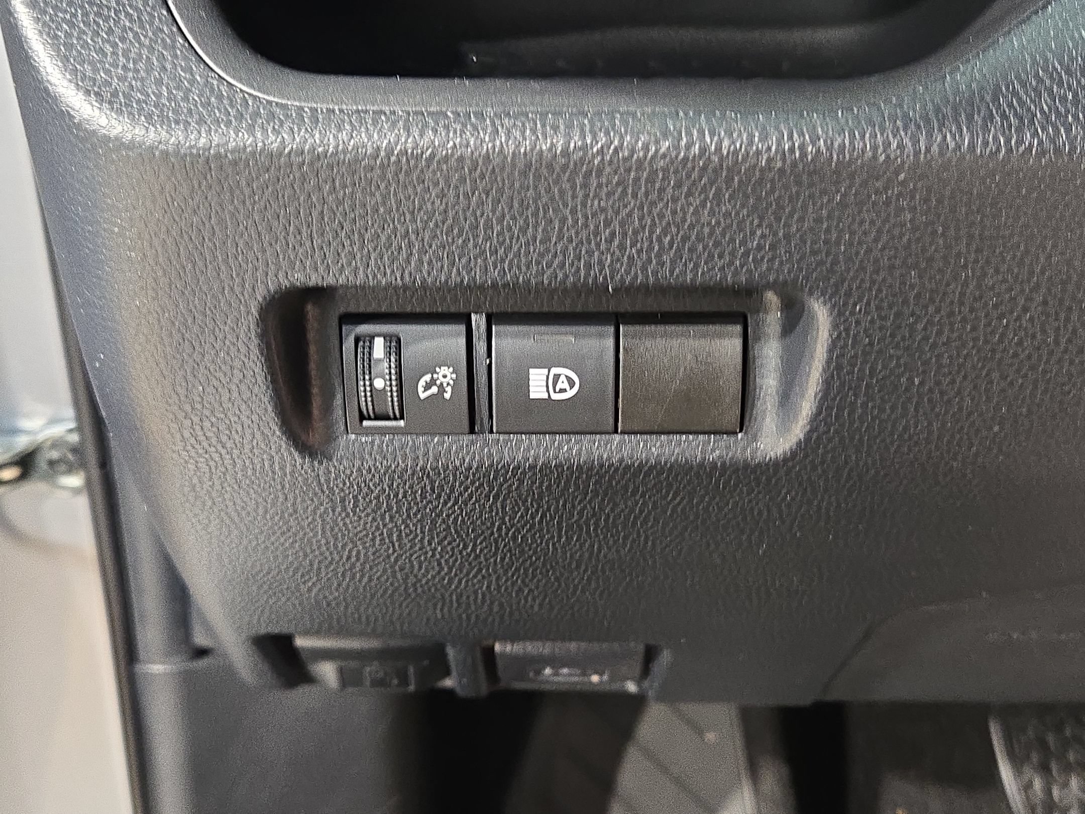 Used 2020 Toyota RAV4 LE FWD image 24