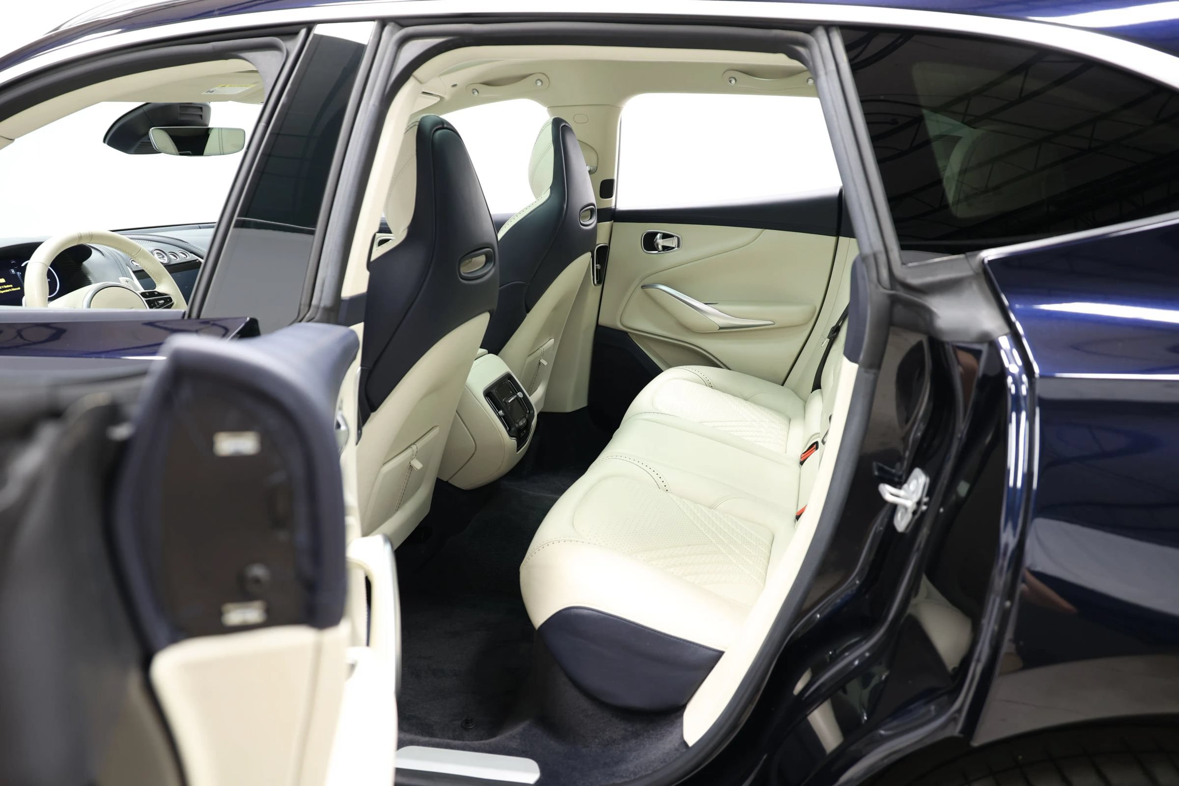 Used 2021 Aston Martin DBX AWD/4WD image 46