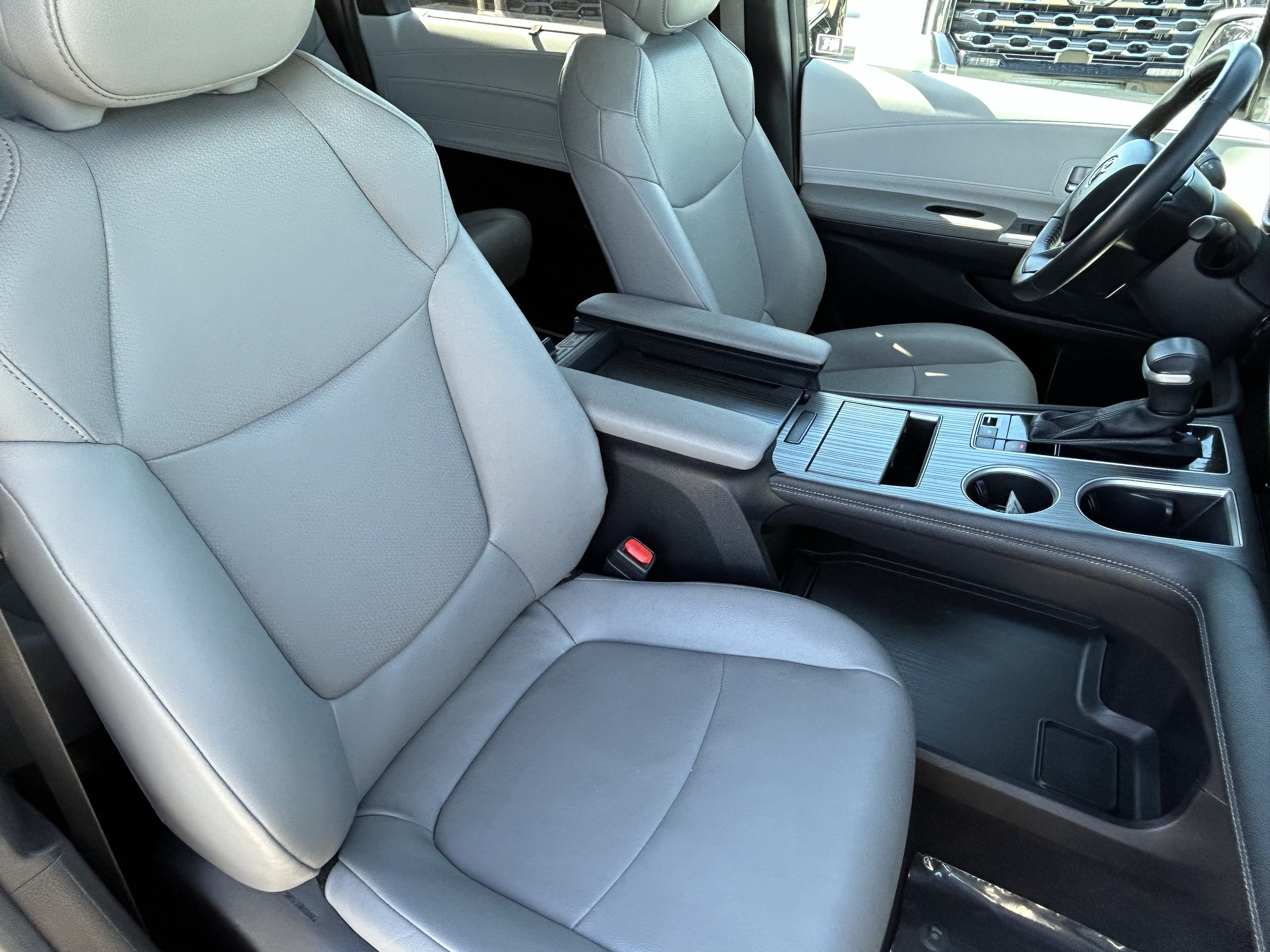 Certified 2025 Toyota Sienna XLE FWD image 11