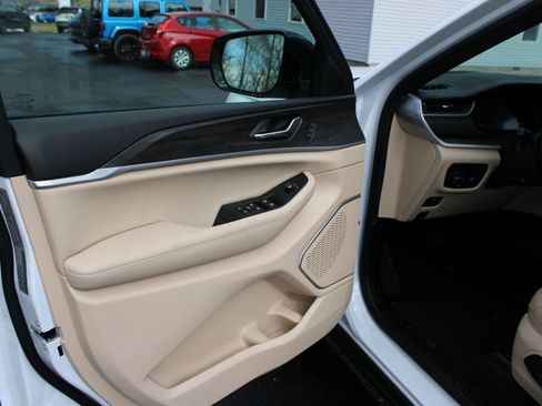 New 2025 Jeep Grand Cherokee Limited w/ Luxury Tech Group II AWD/4WD image 14