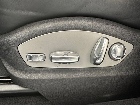 Certified 2025 Porsche Macan w/ Premium Package Plus AWD/4WD image 23