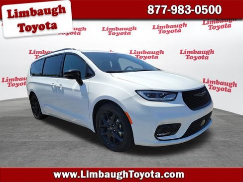 Used 2025 Chrysler Pacifica Limited FWD image 1