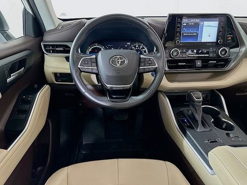 Used 2021 Toyota Highlander XLE AWD/4WD image 24