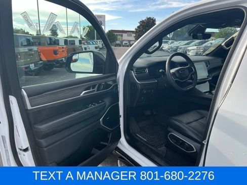 Used 2023 Jeep Wagoneer Series III w/ Preferred Equipment Group AWD/4WD image 17
