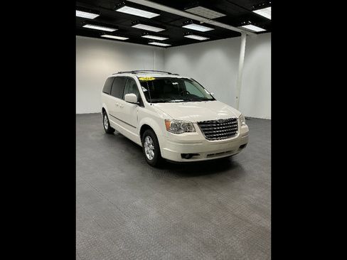 Used 2010 Chrysler Town & Country Touring Plus image 7