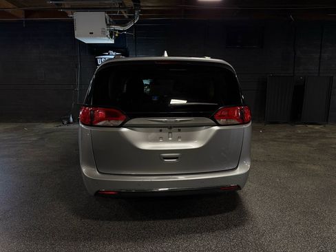 Used 2020 Chrysler Pacifica Touring-L FWD image 5