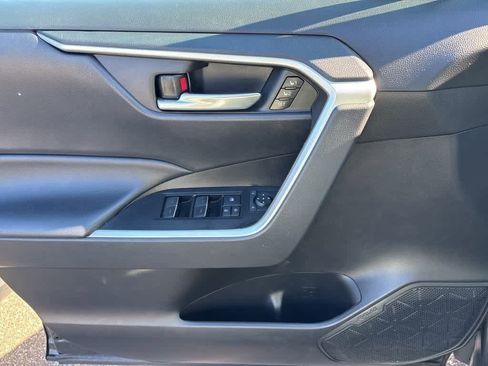 Used 2022 Toyota RAV4 XLE Premium image 11