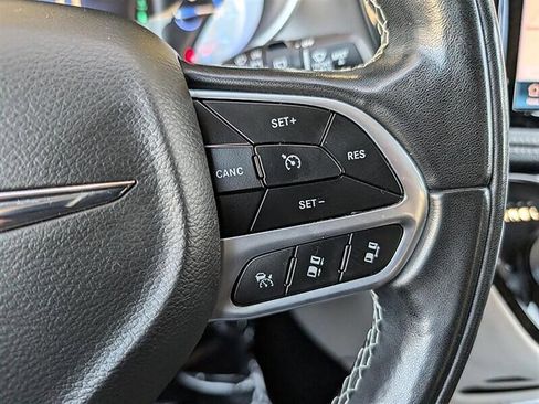 Used 2022 Chrysler Pacifica Touring-L w/ Uconnect Theater Family Group FWD image 22