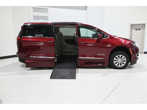 Used 2018 Chrysler Pacifica Touring-L FWD image 17