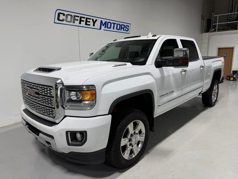 Used 2019 GMC Sierra 2500 Denali w/ Duramax Plus Package AWD/4WD image 2