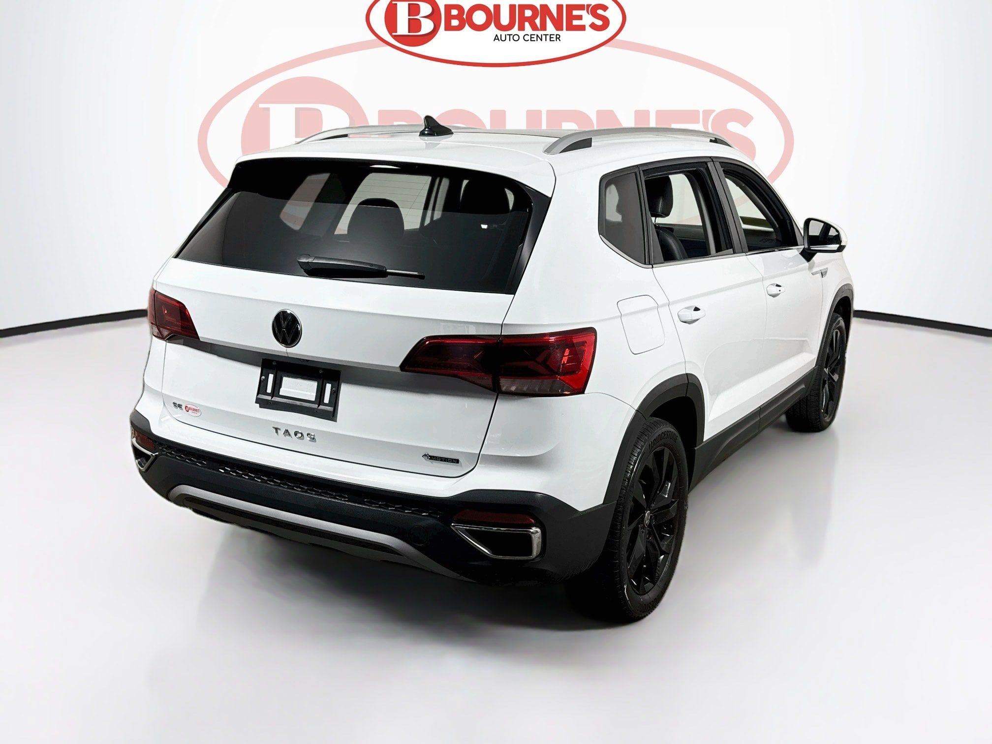Used 2023 Volkswagen Taos SE w/ Panoramic Sunroof Package AWD/4WD image 11