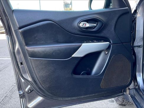 Used 2018 Jeep Cherokee Trailhawk image 21