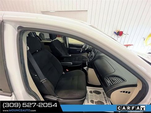 Used 2020 Dodge Grand Caravan SE w/ UConnect Hands-Free Group image 2