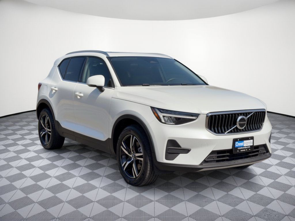 Used 2025 Volvo XC40 B5 Core AWD/4WD image 7
