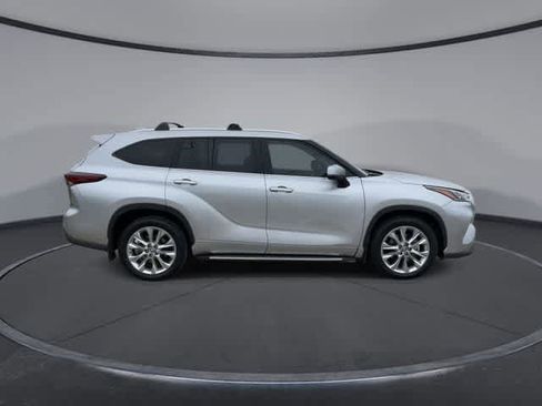 Used 2024 Toyota Highlander Limited AWD/4WD image 9