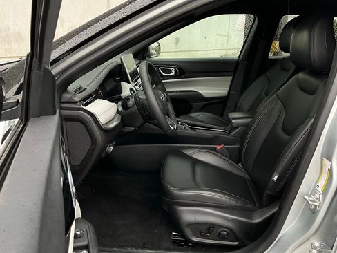 Used 2025 Jeep Compass Limited image 10