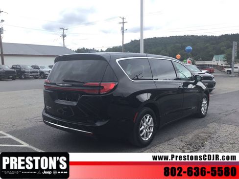 Used 2024 Chrysler Pacifica Touring-L FWD image 6