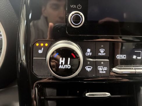 Used 2024 Toyota Highlander XLE image 29