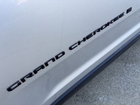 Used 2024 Jeep Grand Cherokee Altitude image 9