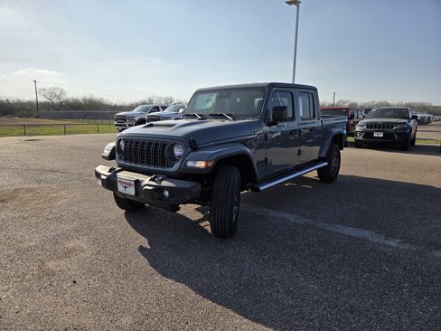 Used 2025 Jeep Gladiator Sport AWD/4WD image 3