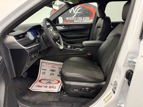 New 2025 Jeep Grand Cherokee L Laredo image 11