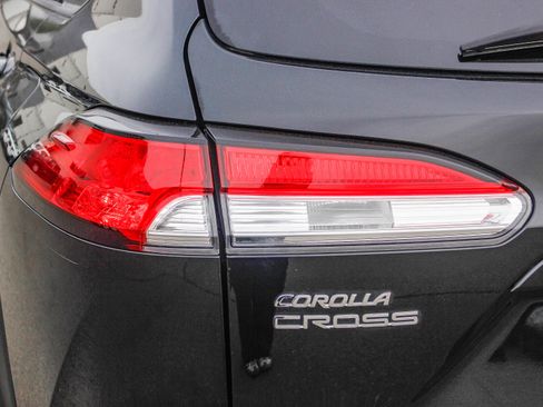 Used 2023 Toyota Corolla Cross LE image 9