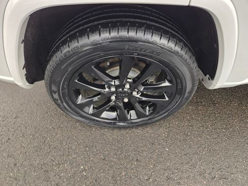 Used 2019 Jeep Grand Cherokee Altitude RWD image 12