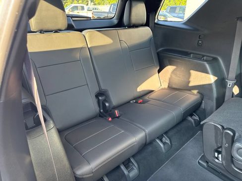 Used 2023 Chevrolet Traverse Premier FWD image 15