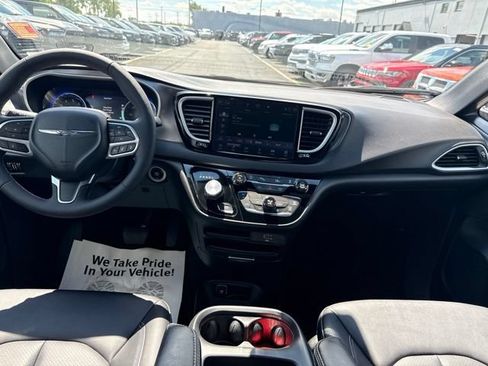 Used 2026 Chrysler Pacifica Select FWD image 8
