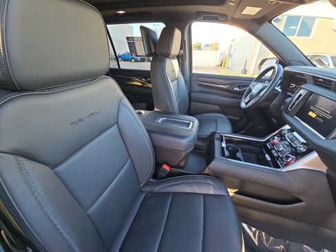 Used 2023 GMC Yukon XL Denali w/ Denali Reserve Package image 10