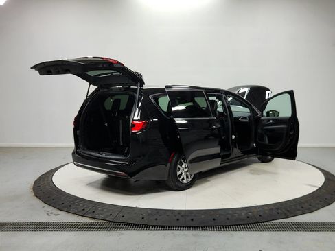 Used 2025 Chrysler Pacifica Select FWD image 16