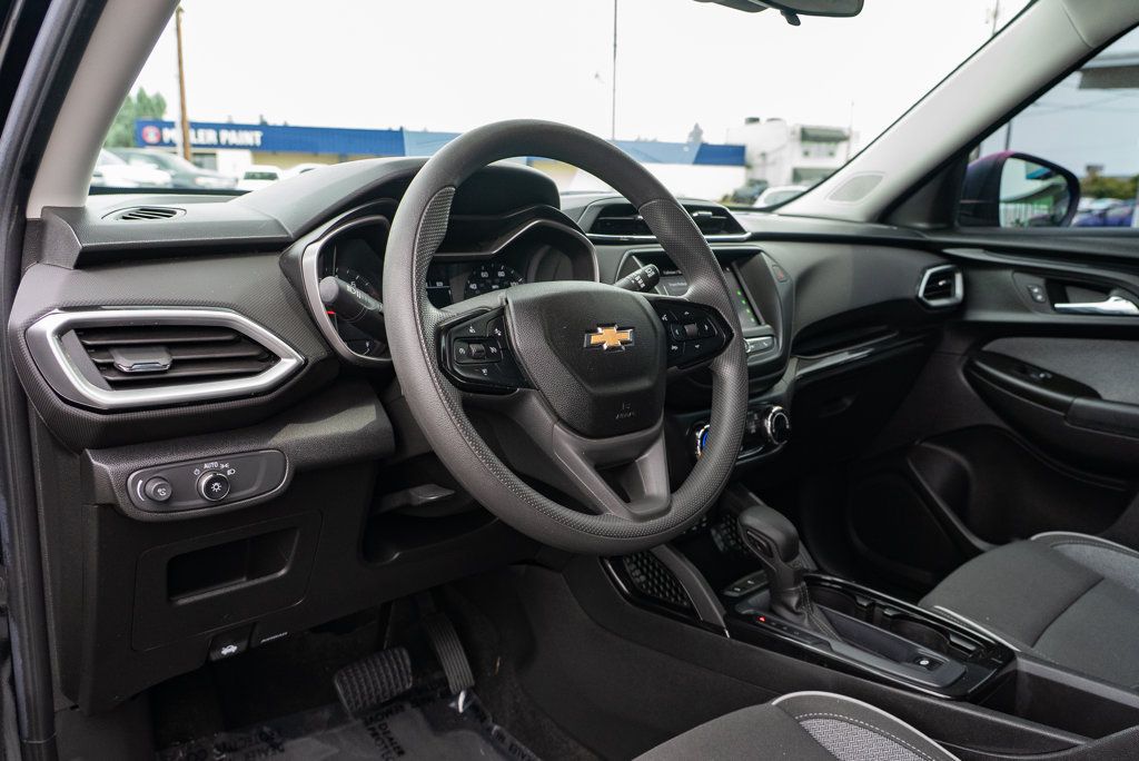 Used 2021 Chevrolet TrailBlazer LS w/ LPO, Blackout Package FWD image 23