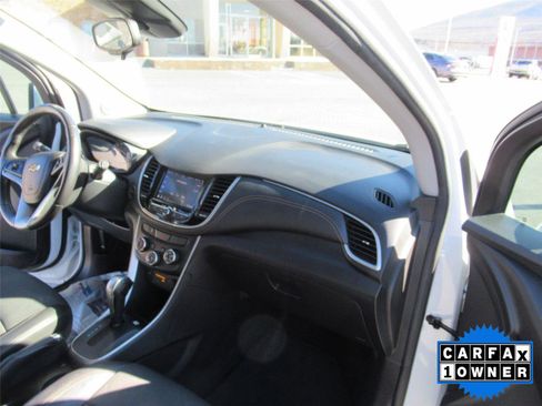 Used 2020 Chevrolet Trax LT w/ LT Convenience Package image 18