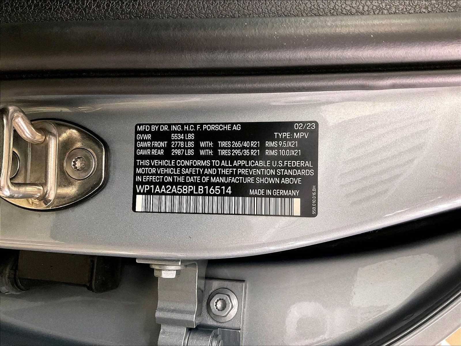 Certified 2023 Porsche Macan AWD/4WD image 36