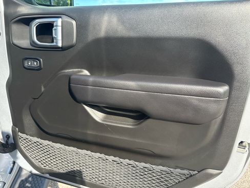 Used 2024 Jeep Wrangler Unlimited w/ Convenience Group AWD/4WD image 16
