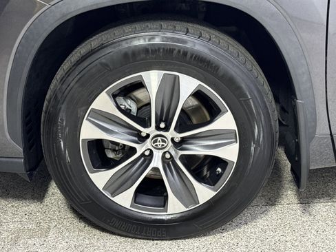 Used 2023 Toyota Highlander XLE FWD image 24