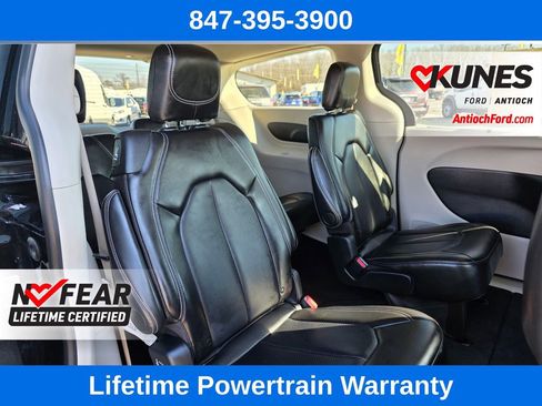 Used 2024 Chrysler Pacifica Touring-L image 28