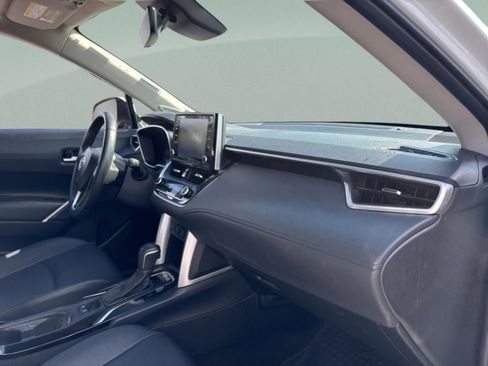 Used 2022 Toyota Corolla Cross XLE w/ Convenience Package image 32