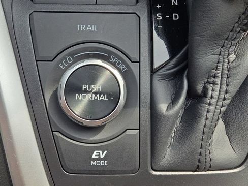 Used 2025 Toyota RAV4 LE AWD/4WD image 27