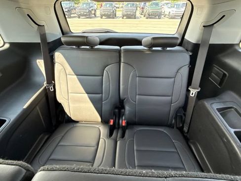Used 2023 GMC Acadia SLT AWD/4WD image 33